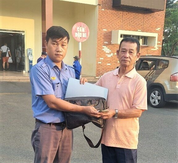 Khach dang tri bo quen hon 30 trieu dong tren tau hinh anh