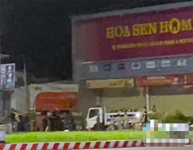 Thong tin vu nhom nguoi nam co ao, day nga canh sat hinh anh