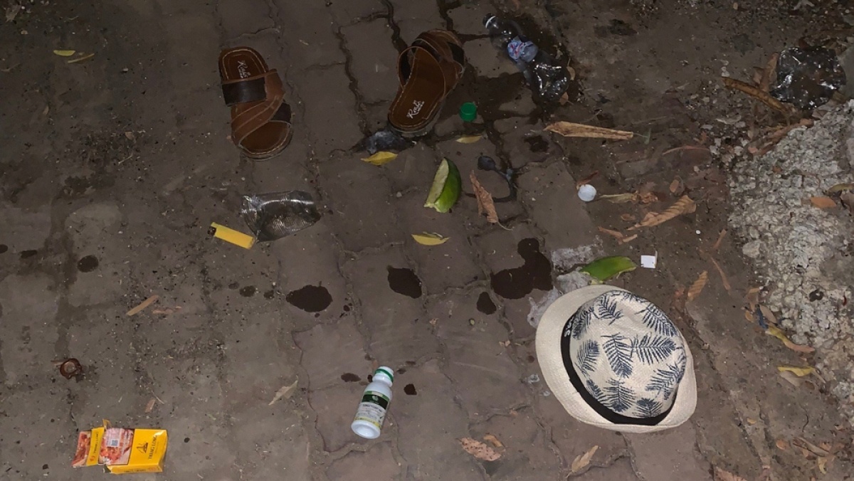 Nguoi dan ong nam co giat ben chai thuoc tru sau hinh anh