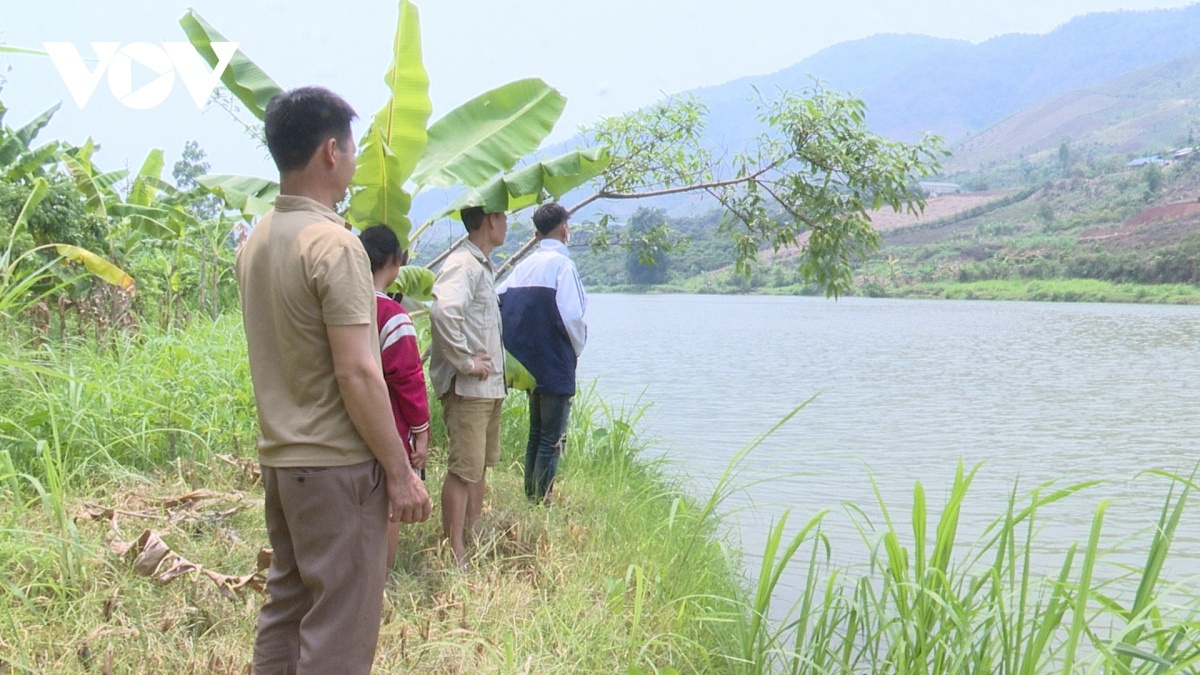 hoc sinh duoi nuoc anh 2