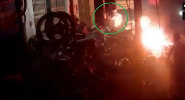 Dang ngoi an tren via he bat ngo bi nem 'bom xang' hinh anh