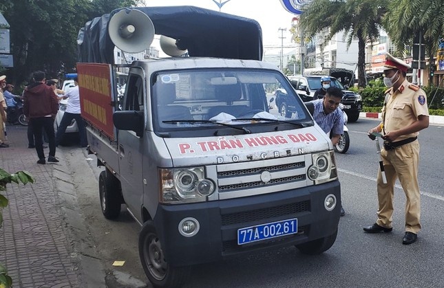 Xe bien xanh het han dang kiem van di phat nguoi khac hinh anh