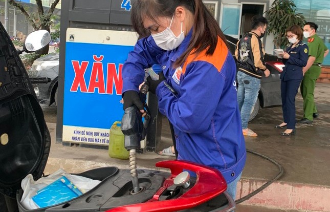 Phat hien ban xang RON 95 kem chat luong, de nghi cong an dieu tra hinh anh