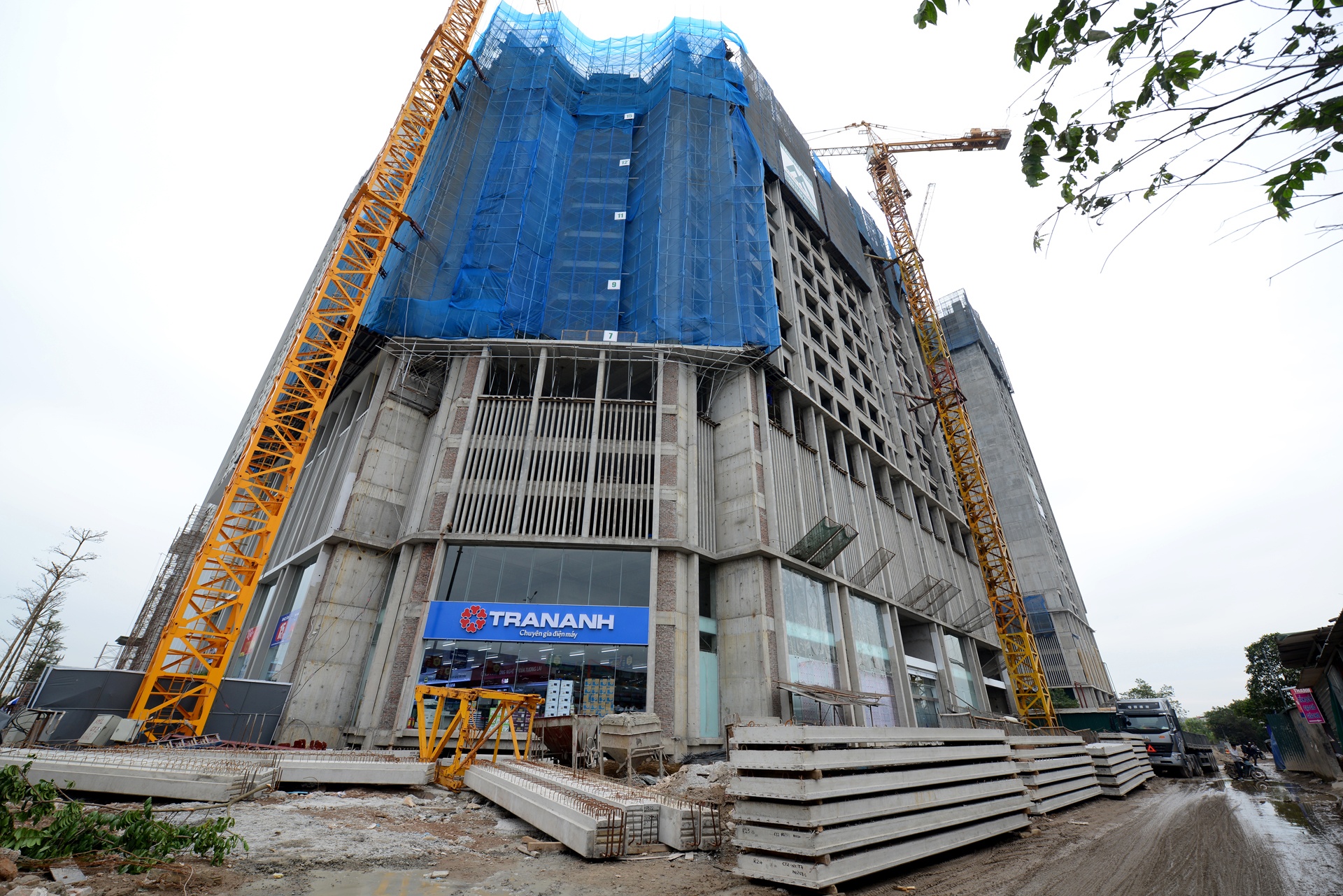 trung tam thuong mai,  chung cu dang thi cong anh 1