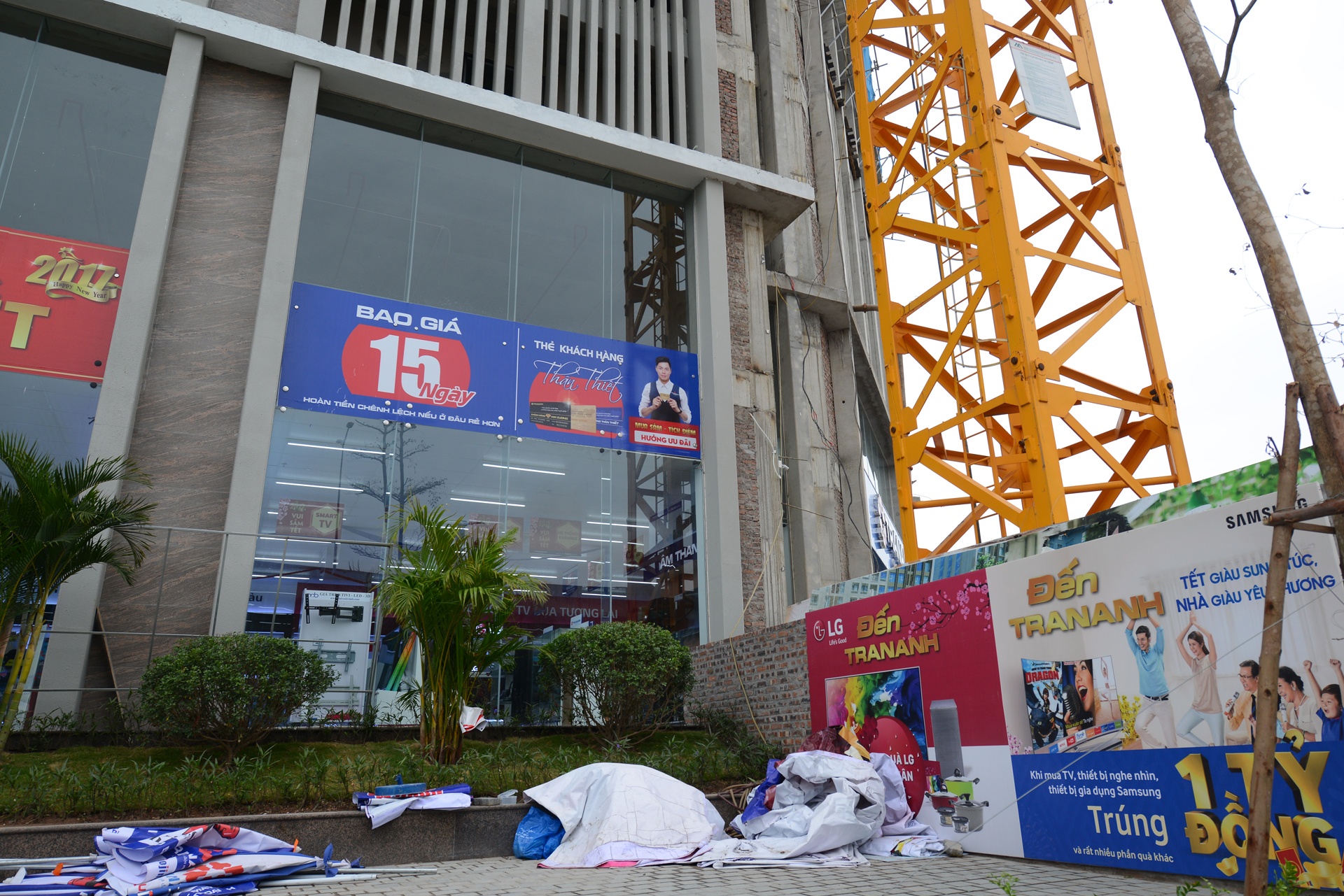 trung tam thuong mai,  chung cu dang thi cong anh 2