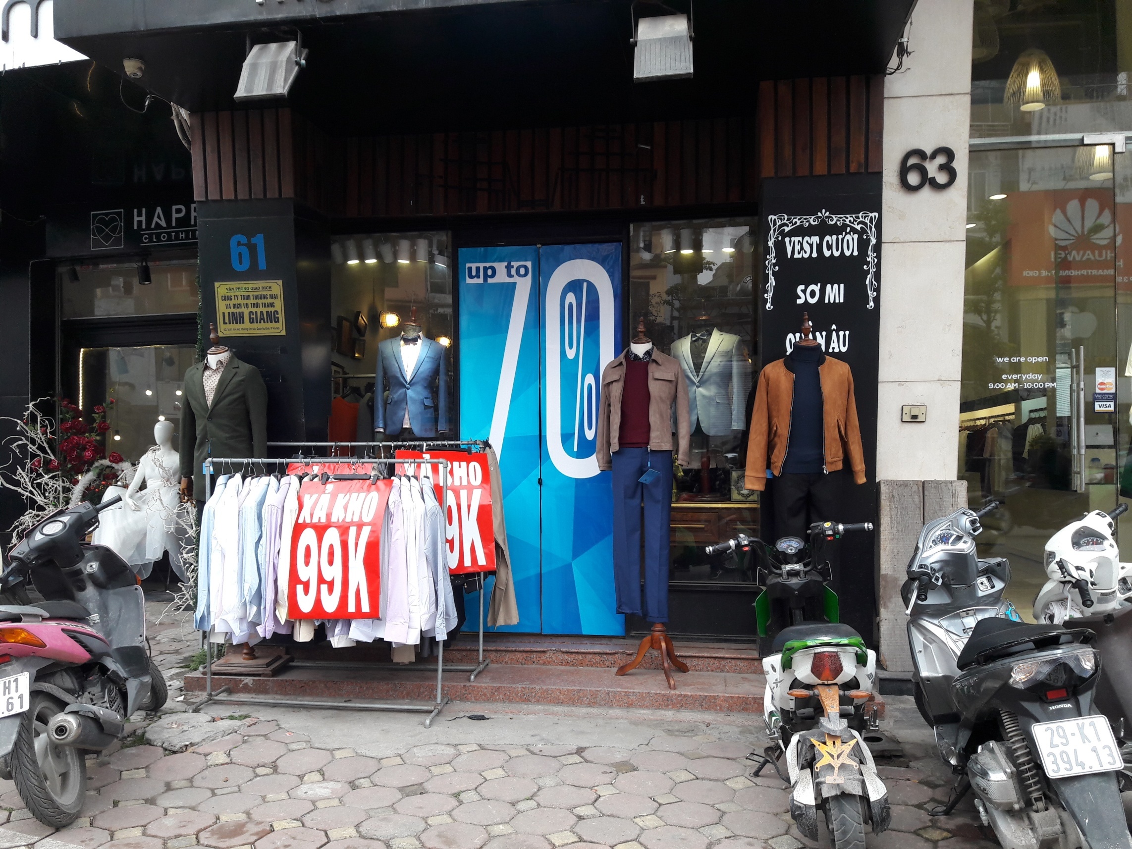 Cuoc chien giam gia soc cua cac cua hang giap Tet hinh anh