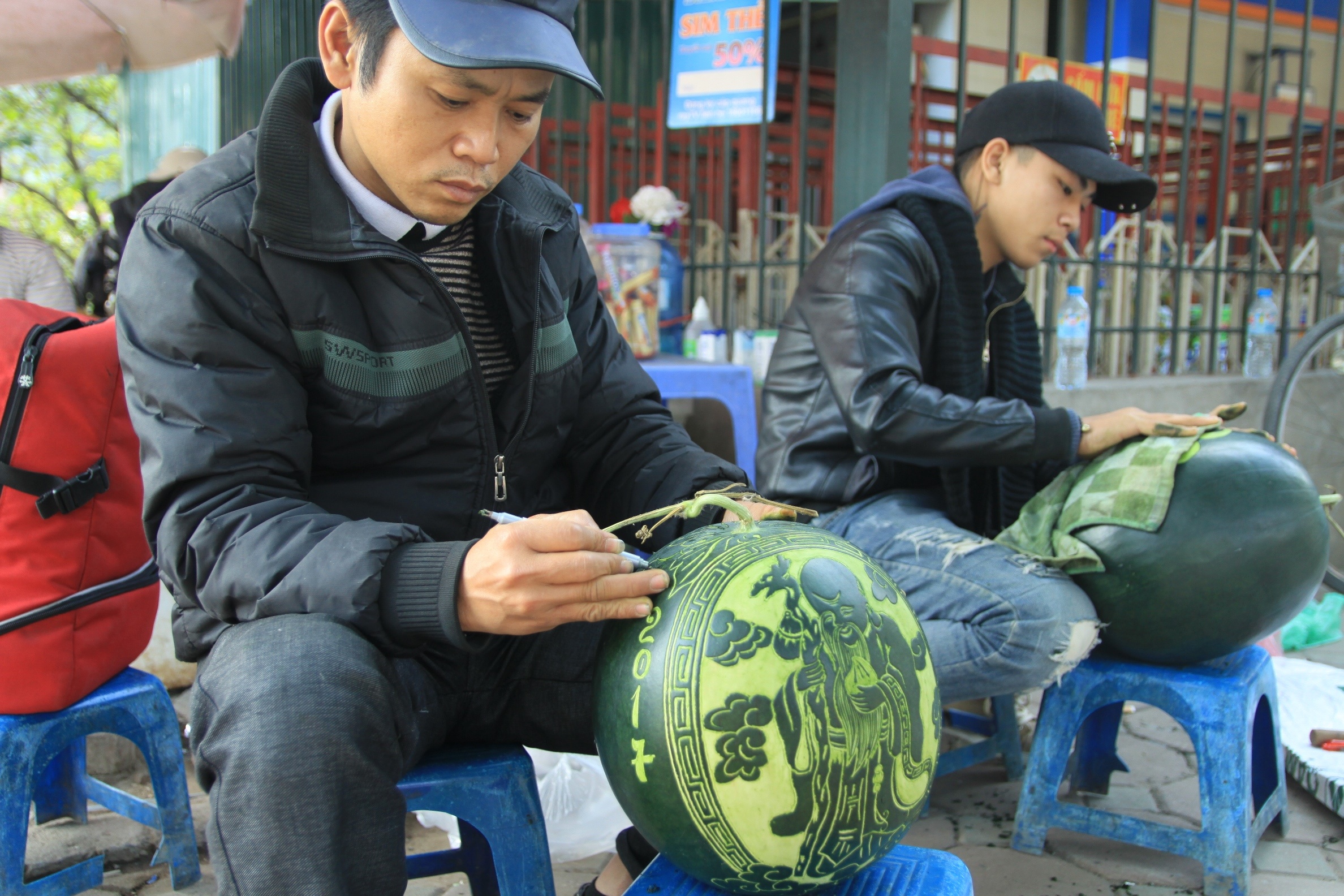 Tho khac dua hau kiem tien trieu nhung ngay can Tet hinh anh