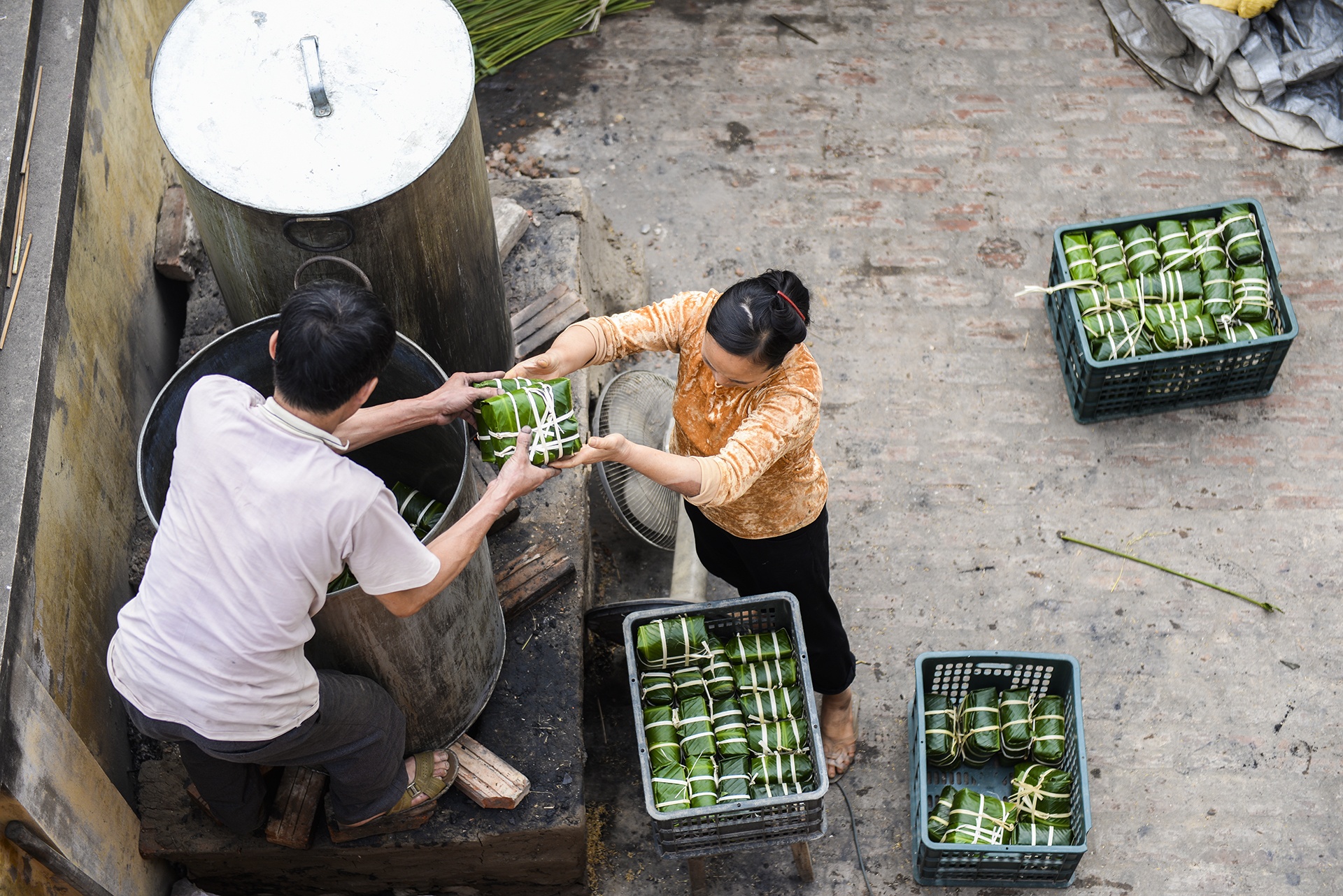 Banh chung, gio cha lam khong kip ban ngay can Tet hinh anh