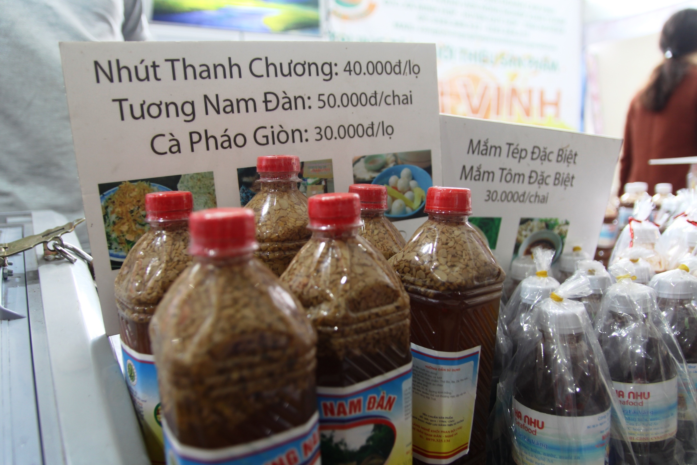 Hang dat tien yeu the, do dan da hut khach o hoi cho Tet hinh anh