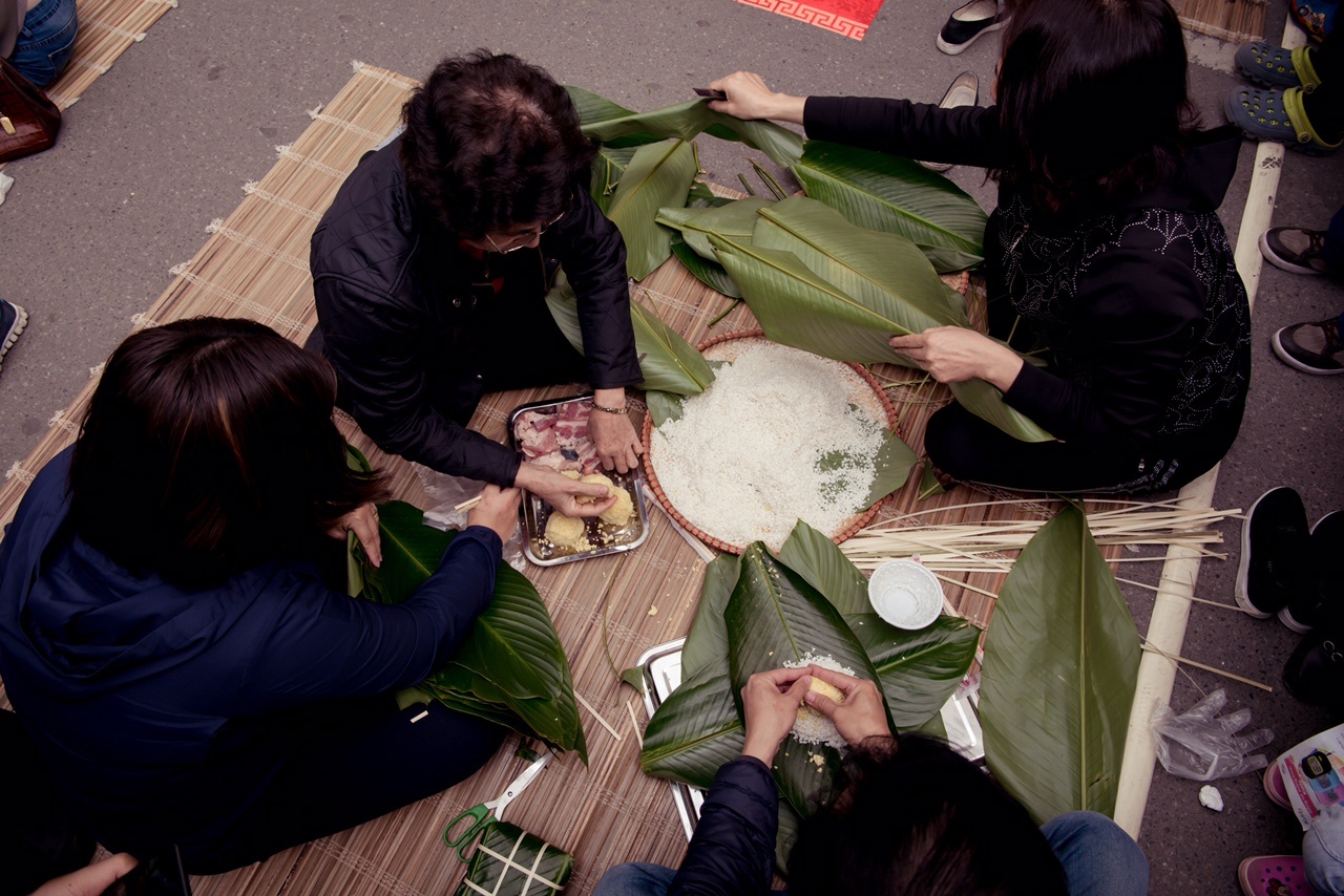 Dan chung cu Ha Noi ru nhau goi banh chung don Tet hinh anh
