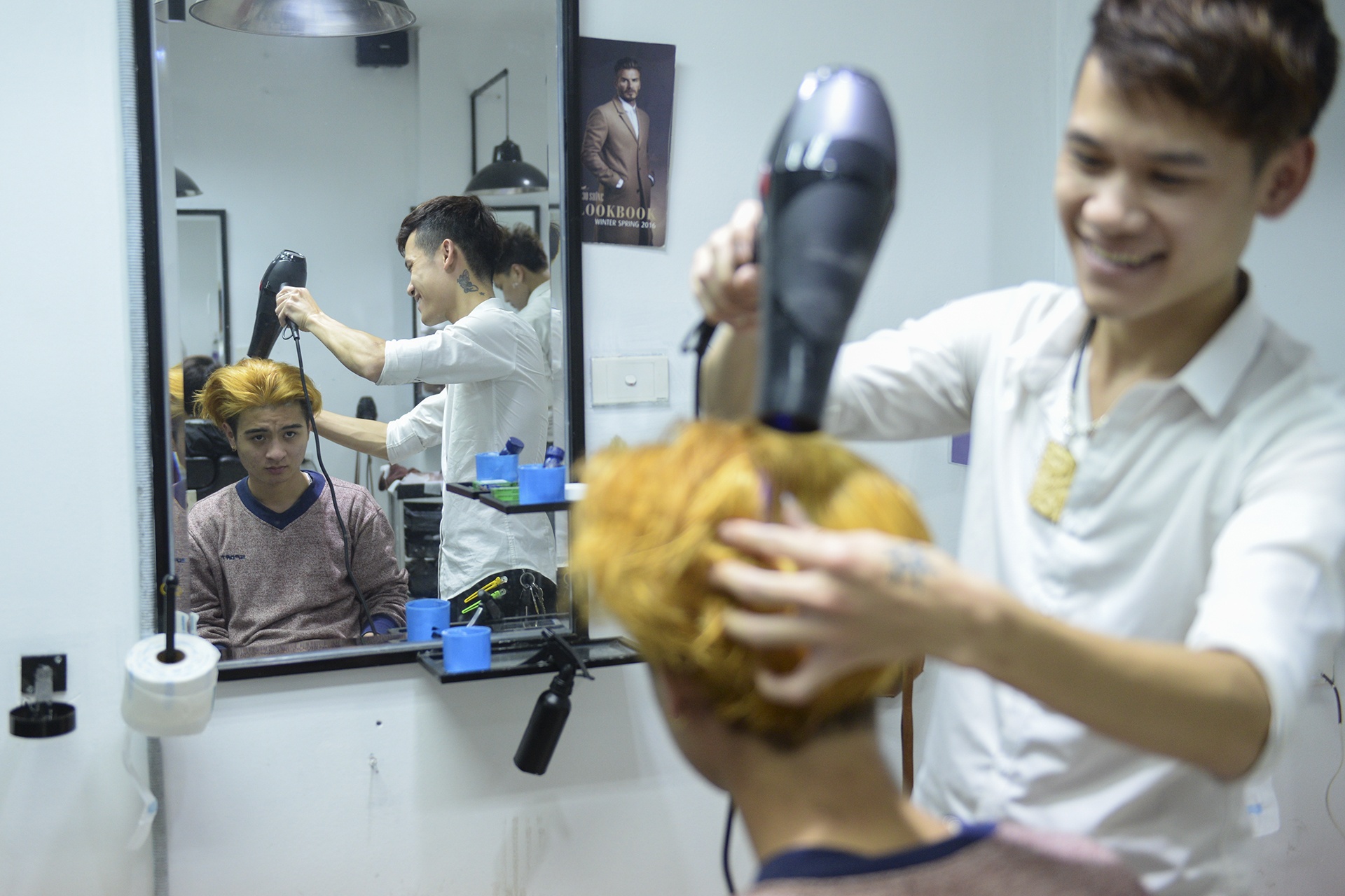 Quy ong xep hang dai doi lam toc truoc Tet hinh anh