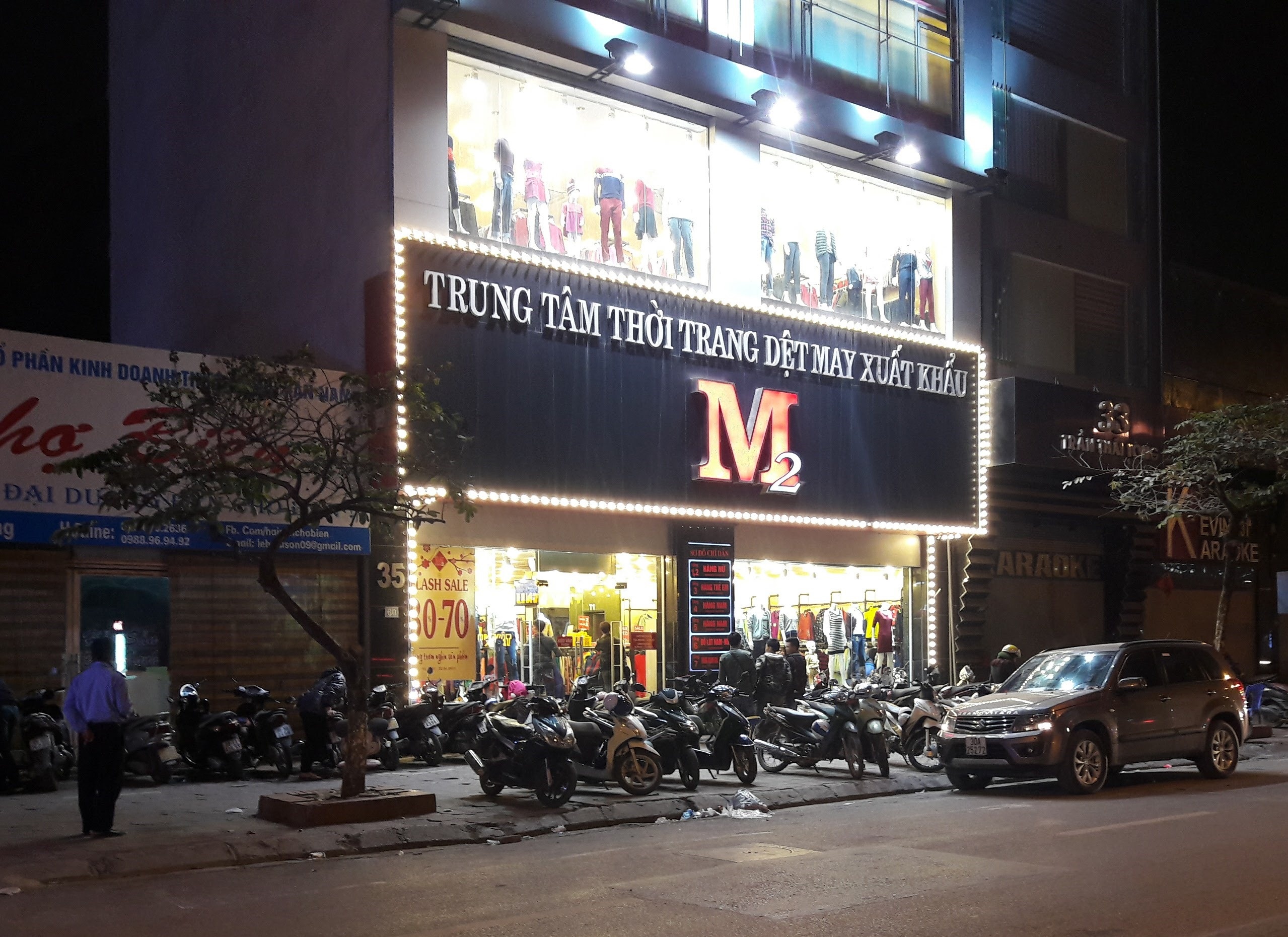 Khach un un thu do, cua hang quan ao mo cua den khuya 29 Tet hinh anh