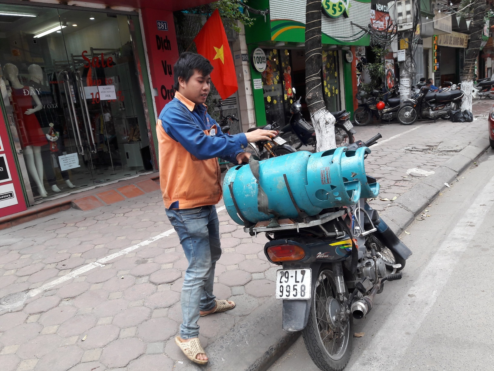 Gas tang gan 30.000 dong/binh, dai ly cung ‘phat hoang’ hinh anh