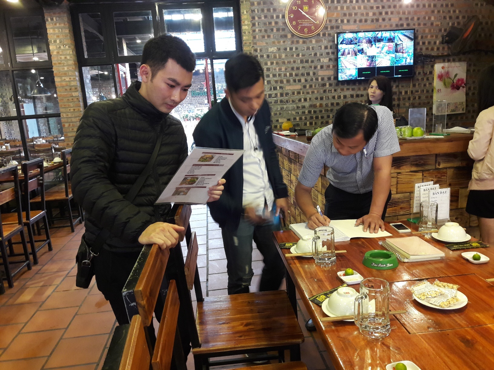 Nha hang, quan nhau ‘chay cho’ ngay dau tien sau nghi Tet hinh anh