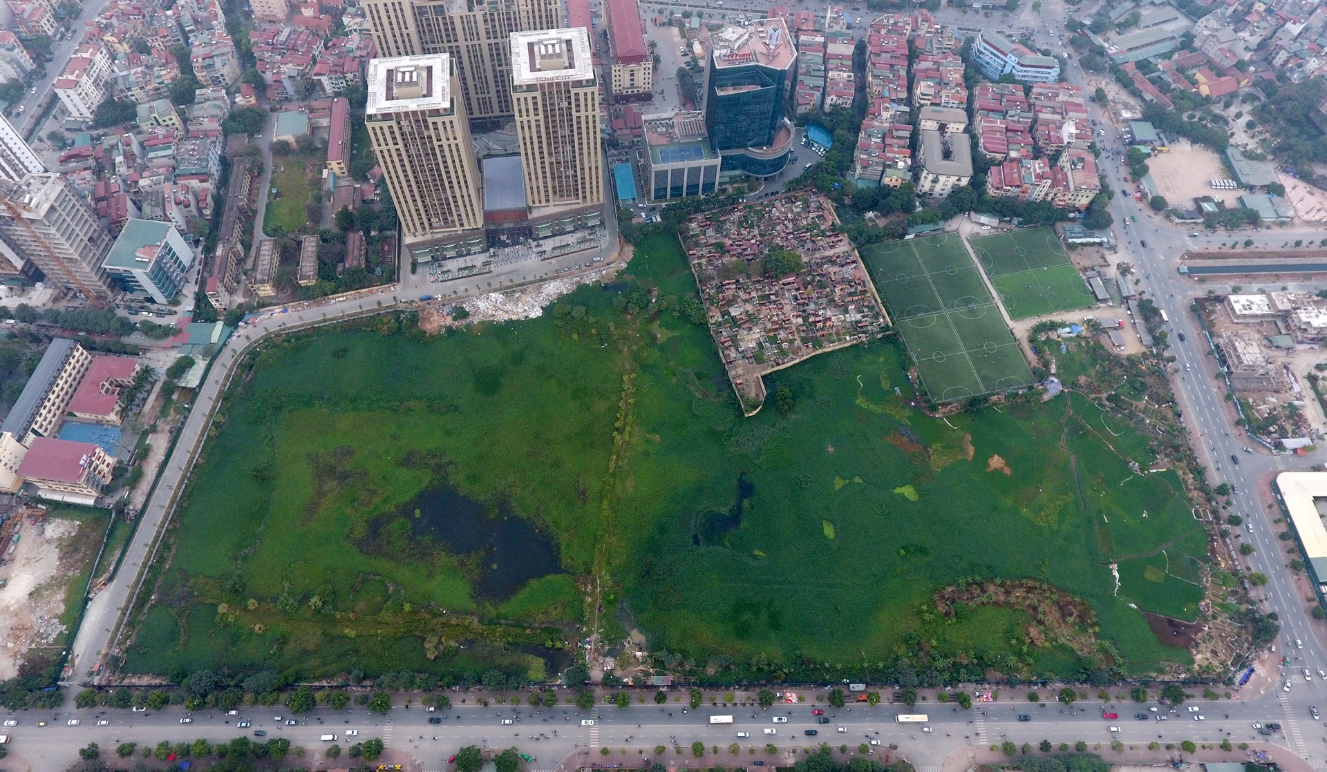 Cu dan Home City lo chung cu khong co duong vao hinh anh