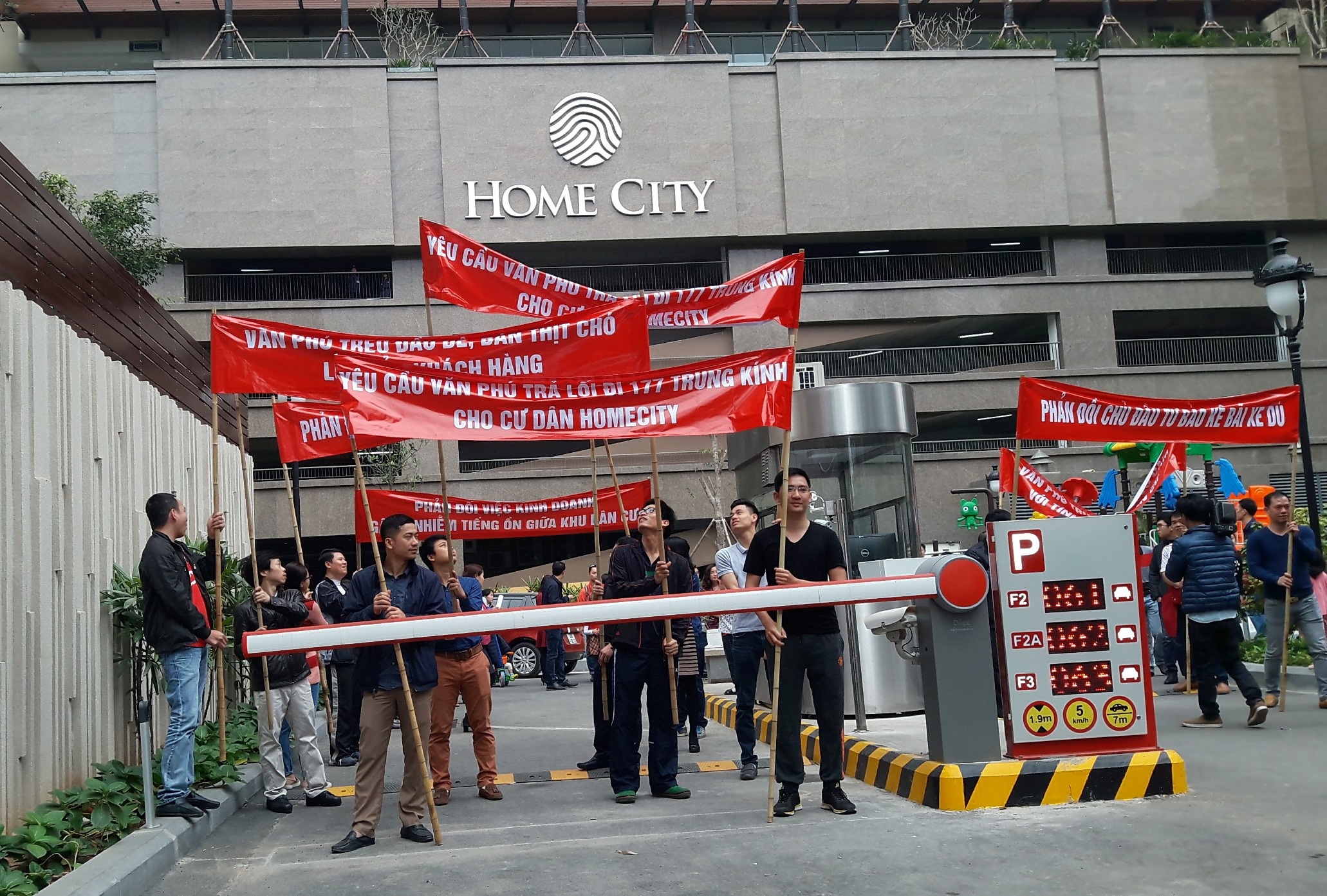 Cu dan Home City lai tuan hanh phan doi chu dau tu hinh anh