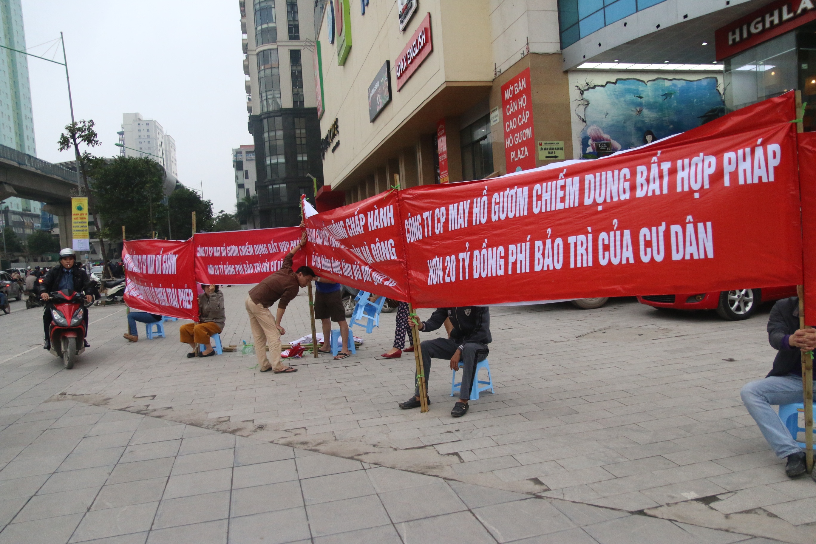 11 ngay cang bang ron phan doi chu dau tu cua cu dan Ho Guom Plaza hinh anh