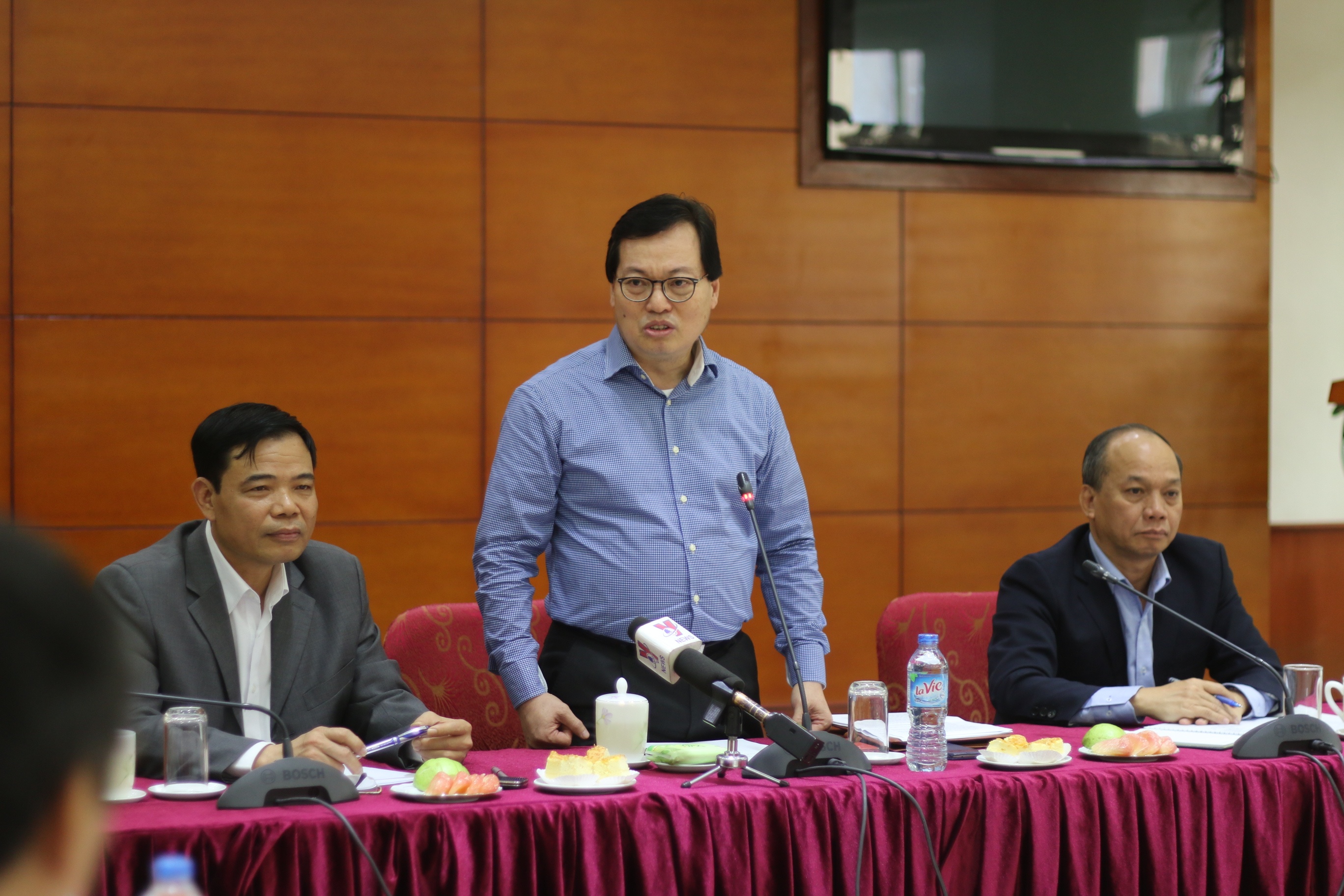 ‘Don dat hang' cua bo truong va chiec USB cua ngai dai su hinh anh