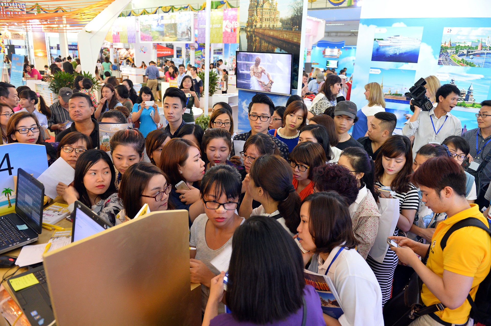 Khach san, nha nghi chay phong ngay le, gia doi len nhieu lan hinh anh