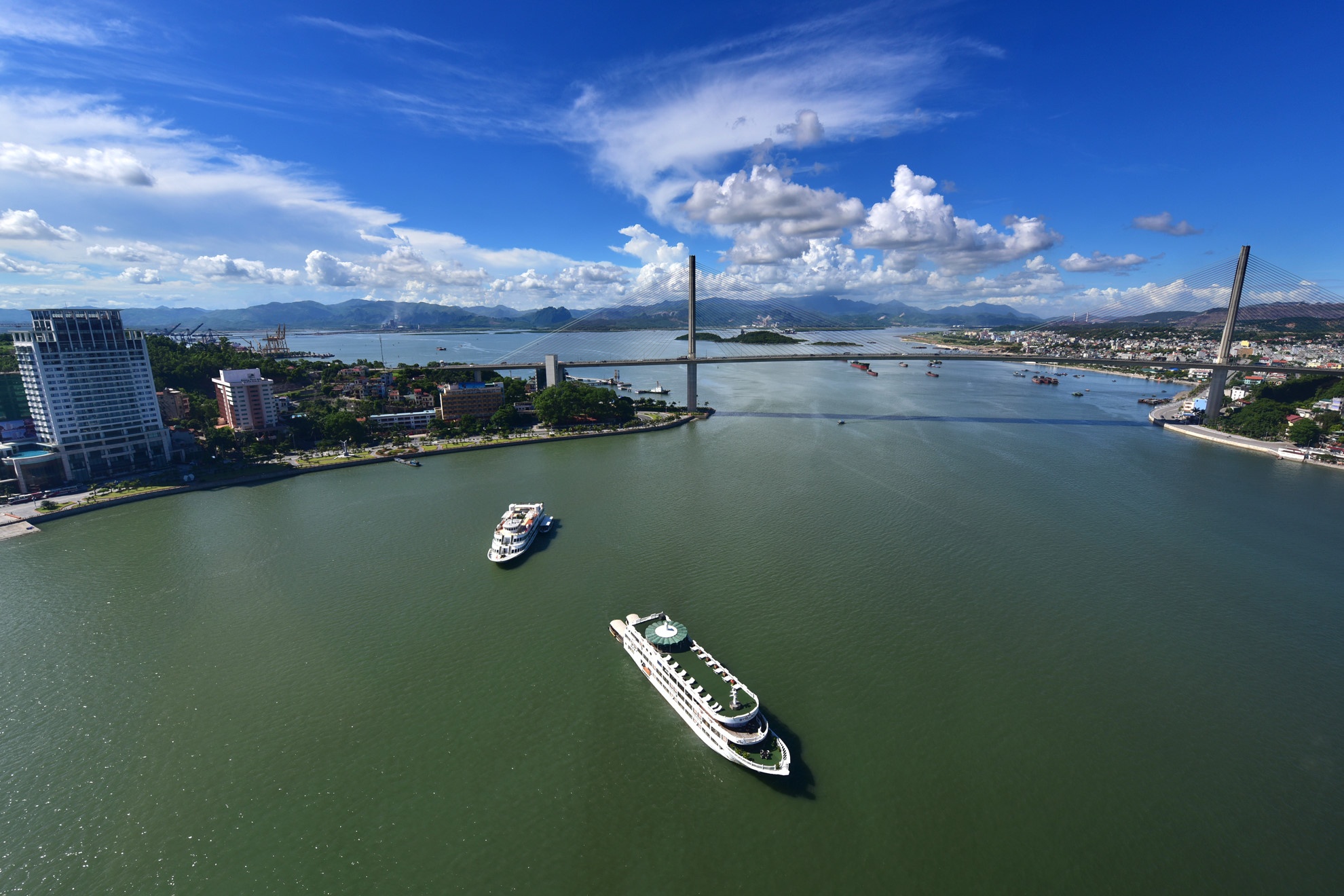 Bi khach to chat chem gap 5 lan, chu nha nghi o Bai Chay phai giam gia hinh anh