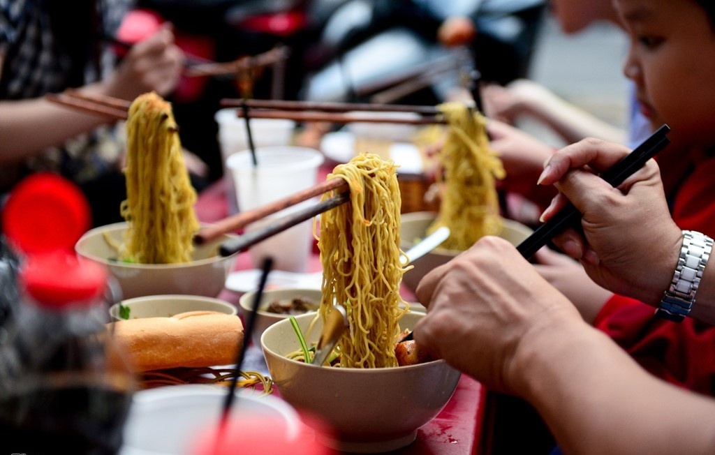 Mi bay, ca phe take away cung co 'so phan' nhu mi cay 7 cap do hinh anh