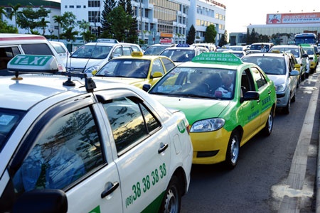 Taxi truyen thong: Chung toi dang la bia do dan cua khach hang hinh anh