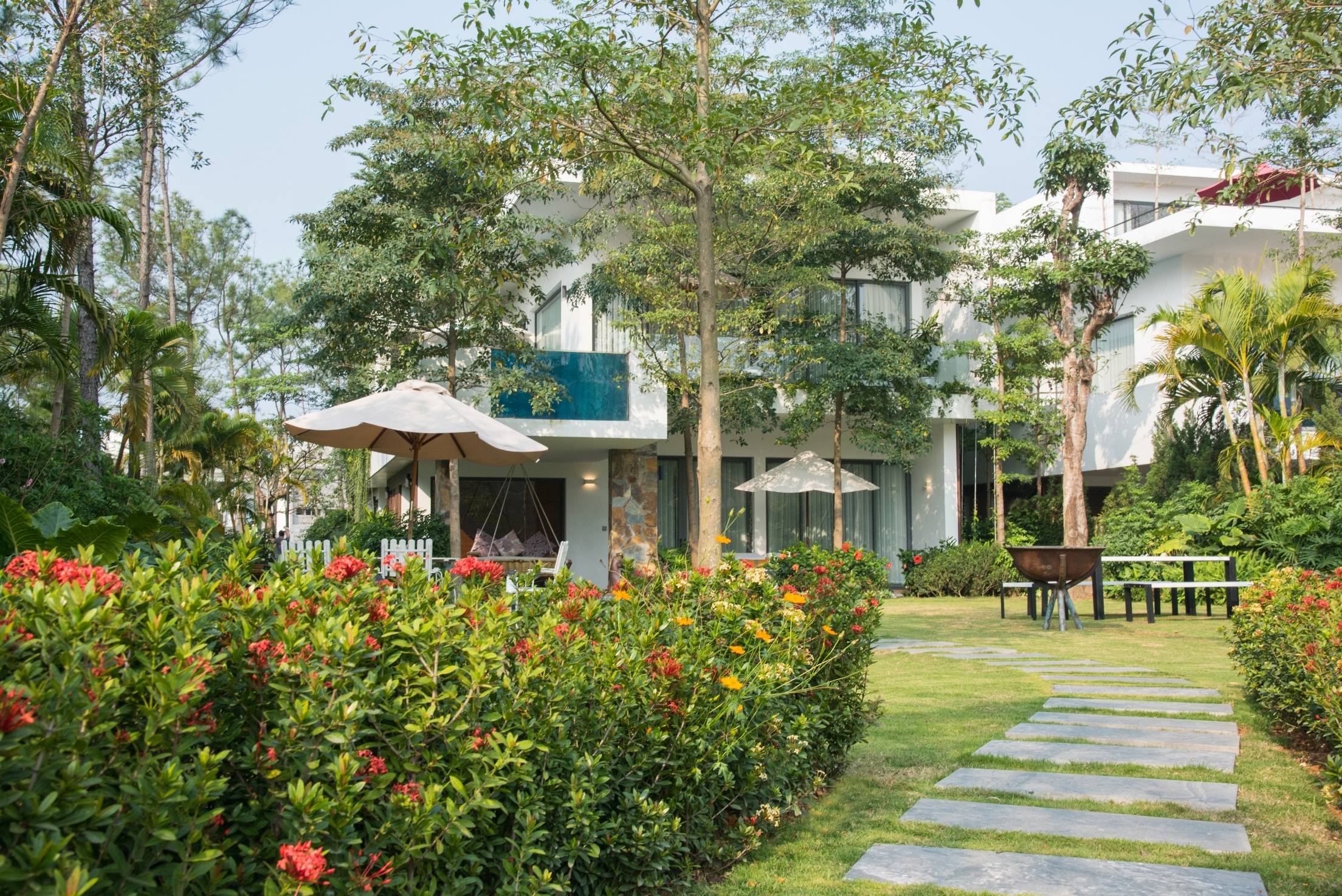 Biet thu xanh co 2 vuon treo canh ho Dai Lai hinh anh