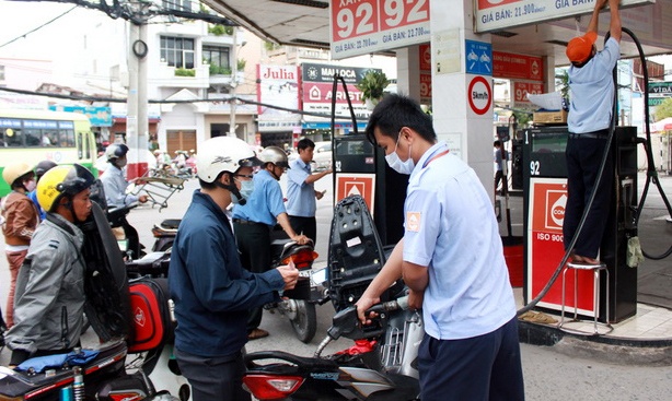 Bo Tai chinh: Tang thue moi truong voi xang dau de bu dap nguon thu hinh anh