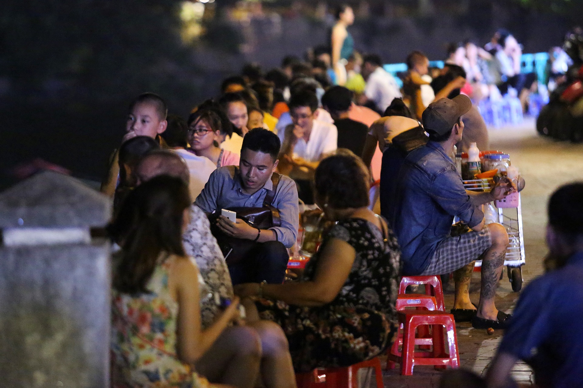 Ha Noi nang nong 41 do, giai khat chay hang, mo cua den khuya hinh anh