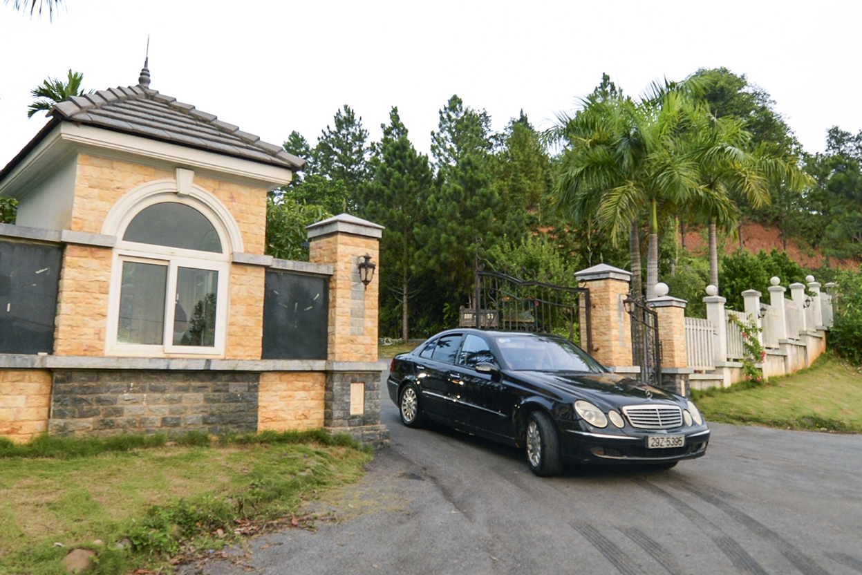 Can canh biet thu xa hoa cua ong trum Phan Quan trong 'Nguoi phan xu' hinh anh