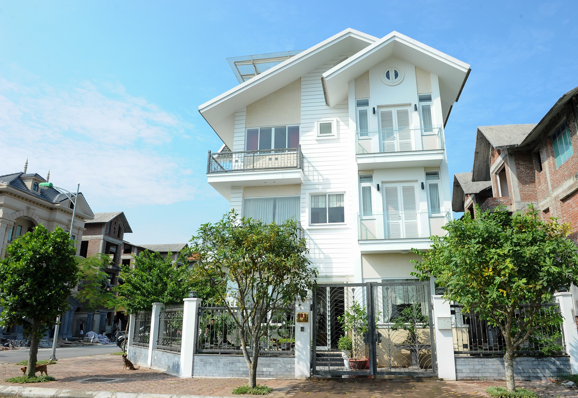 Biet thu tre trung thua anh sang nhung khong bi nong hinh anh