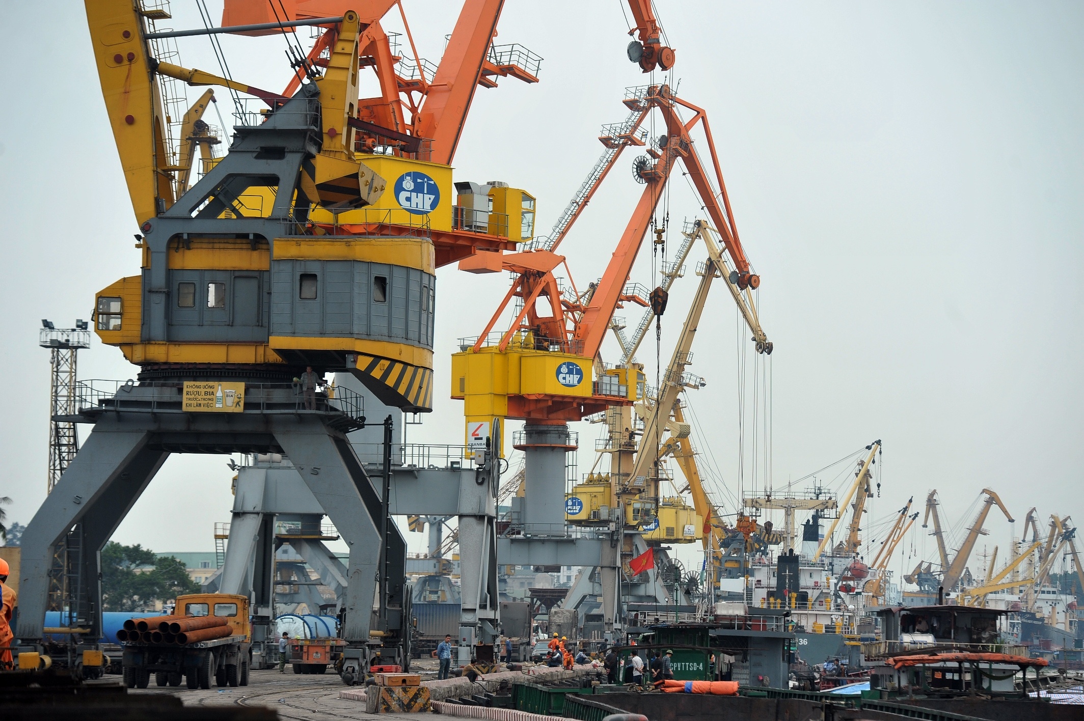 Chuyen cong tac can bo hai quan lam viec sai quy dinh hinh anh