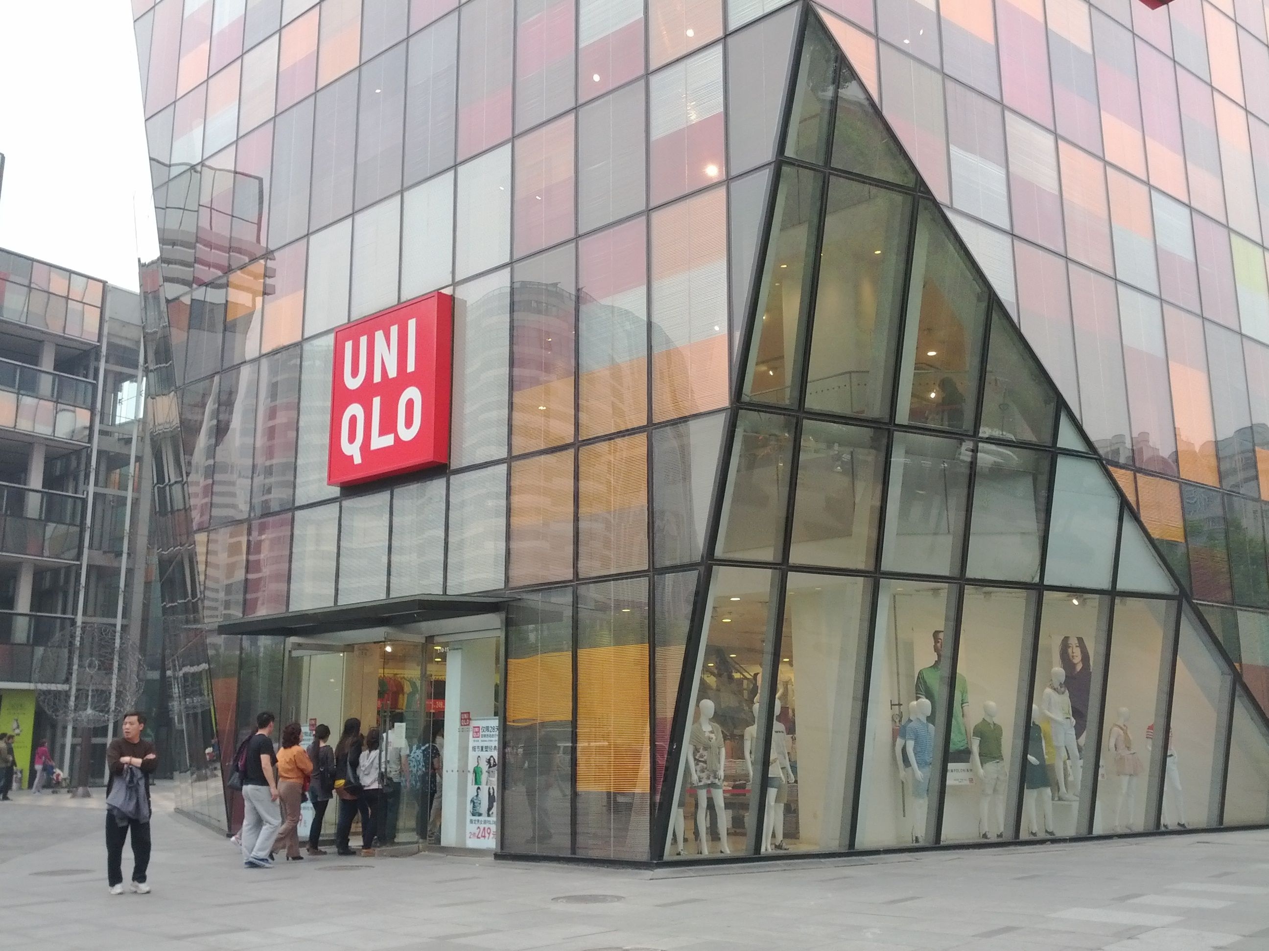 Sau H&M, Zara, den luot Uniqlo mo cua hang dau tien tai Sai Gon? hinh anh