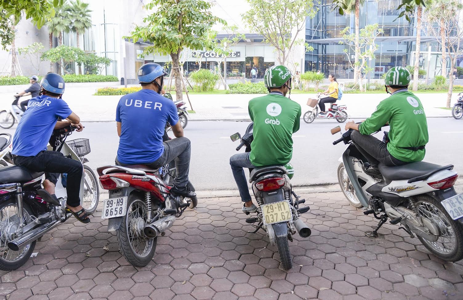 Bi xua duoi, tai xe Grab, Uber khong dam vao ben xe hinh anh