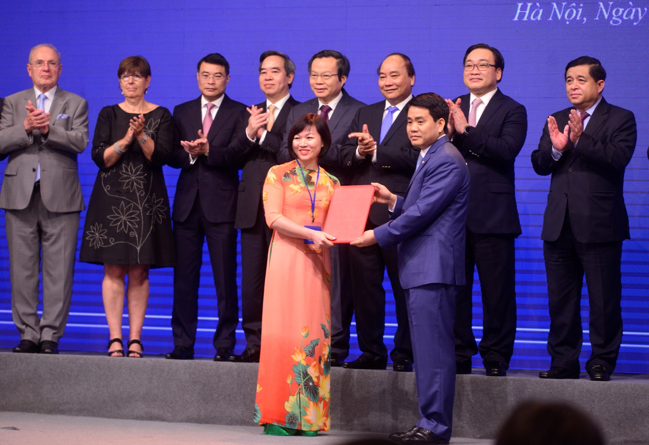 vingroup lam du an duong sat tren cao anh 1