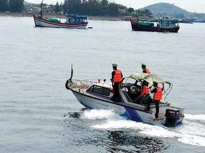 Sung may voi bang dan day ap tren tau buon lau o bien tay nam hinh anh