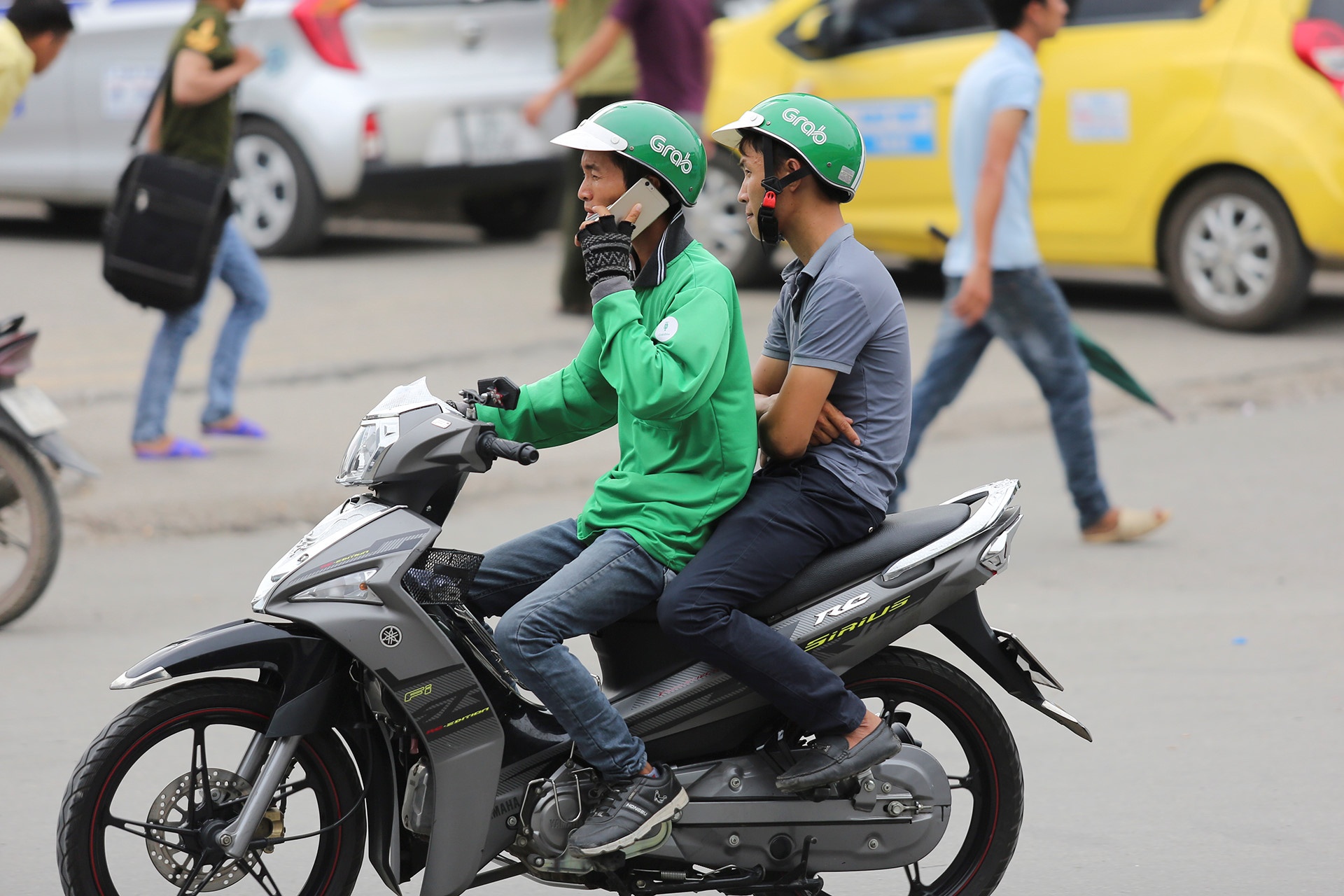 GrabBike tiep tuc bung no dat xe ao, tai xe kho chuyen dinh cong hinh anh