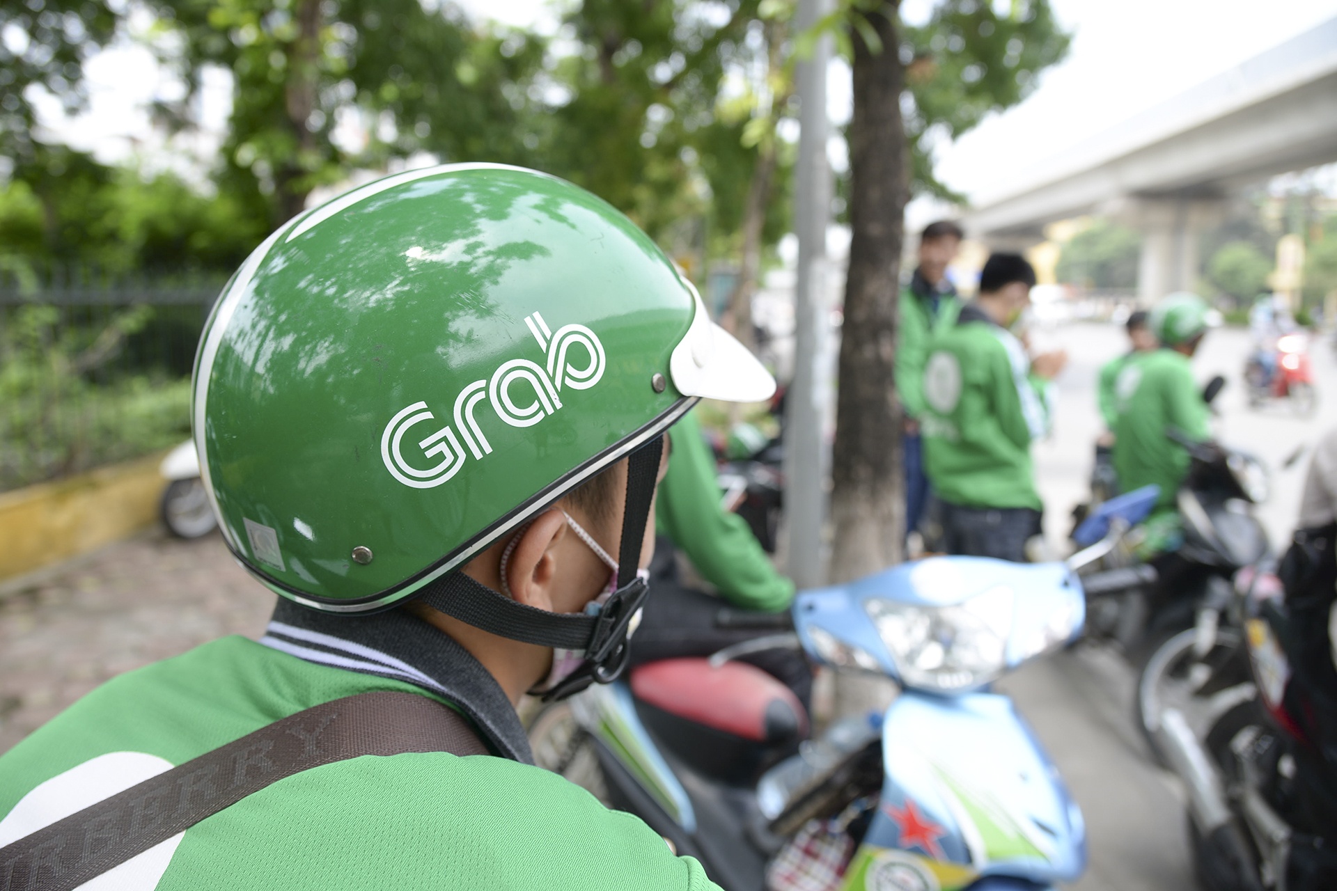 Chay Grab, tai xe chi thuc nhan mot nua? hinh anh