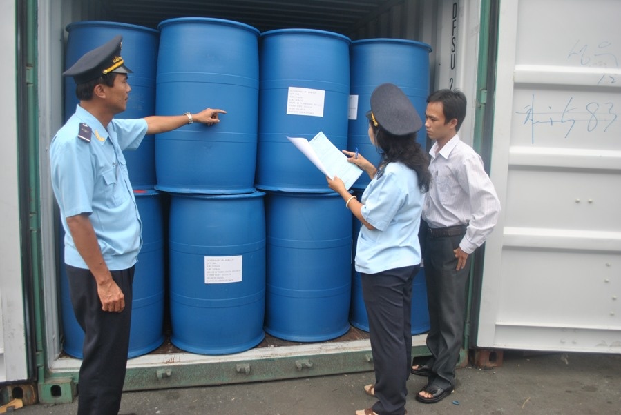 Bat 1,3 tan hang nghi la nga voi giau trong nhua duong o cang Sai Gon hinh anh