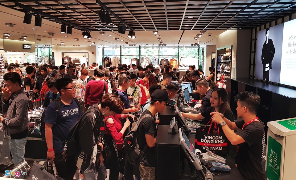 Hon 10.000 luot khach mua sam ngay khai truong, H&M mo cua den 24h hinh anh