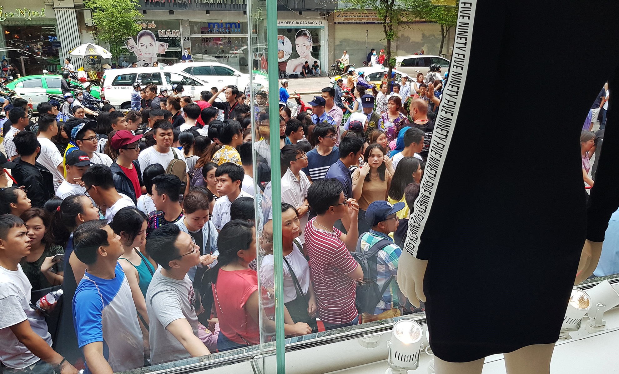 Gioi tre xep hang dai cho mua H&M va con sot 'thoi trang nhanh' hinh anh