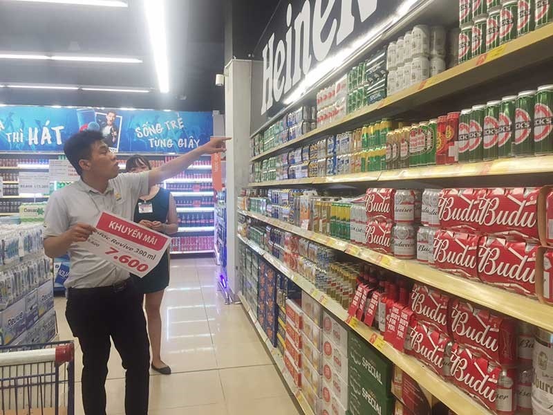 Gia bia se tang manh vi ganh them thue hinh anh