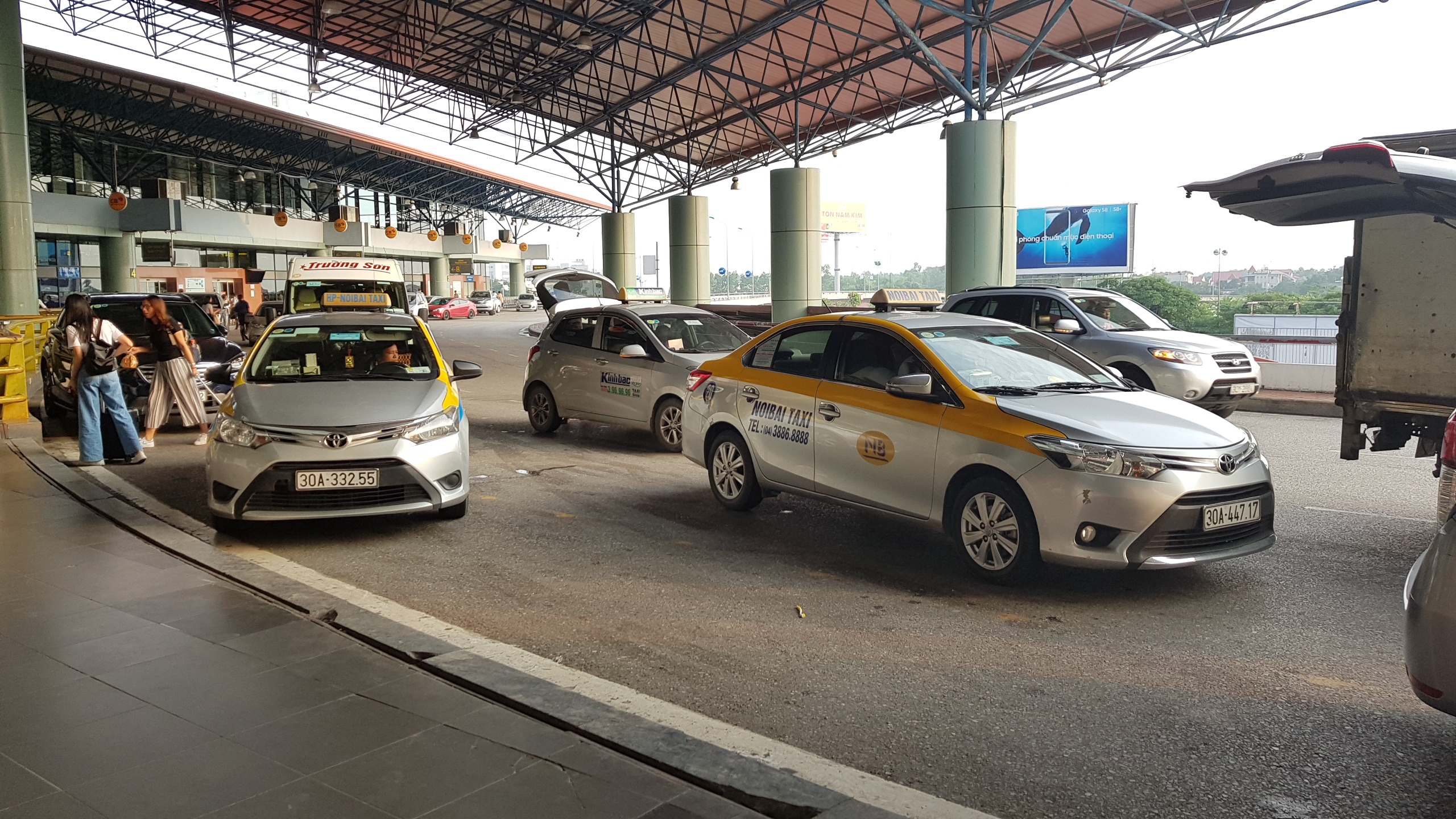 Taxi truyen thong canh tranh o san bay hinh anh