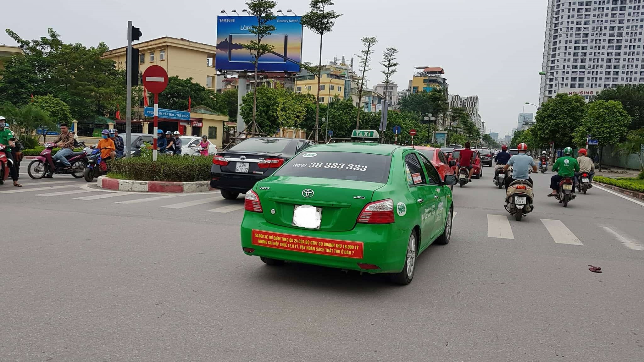 dán khẩu hiệu sau xe phản đối uber grab ảnh 3 dan khau hieu sau xe phan doi uber grab anh 3