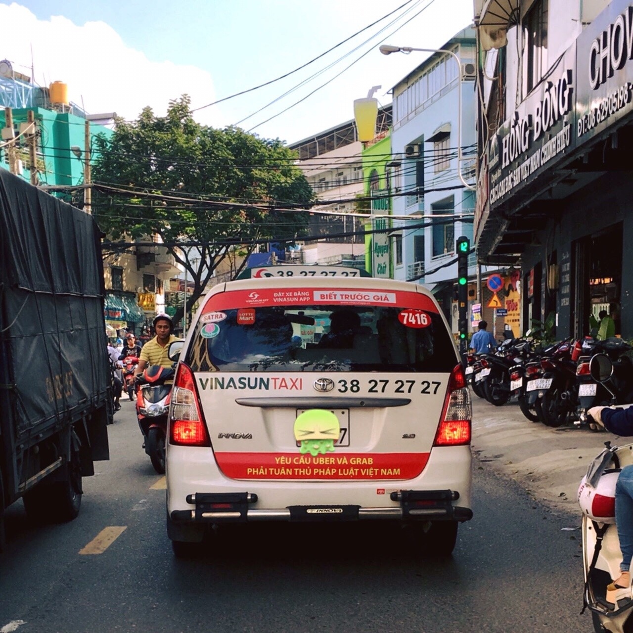 taxi dán khẩu hiệu phản đối uber grab ảnh 2 taxi dan khau hieu phan doi uber grab anh 2