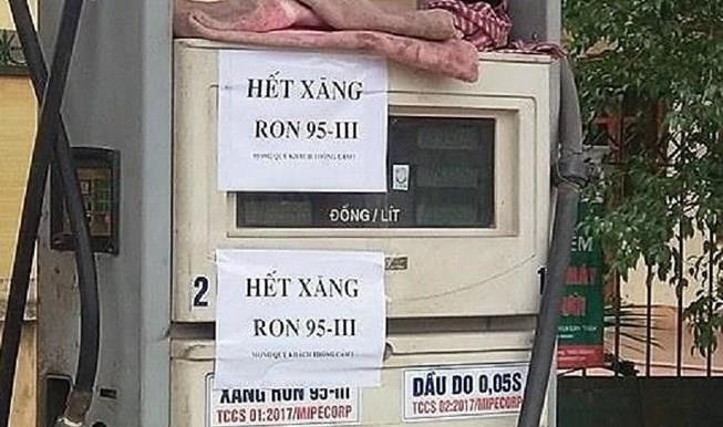 Nhieu cua hang o Ha Noi thong bao 'het xang A95' hinh anh