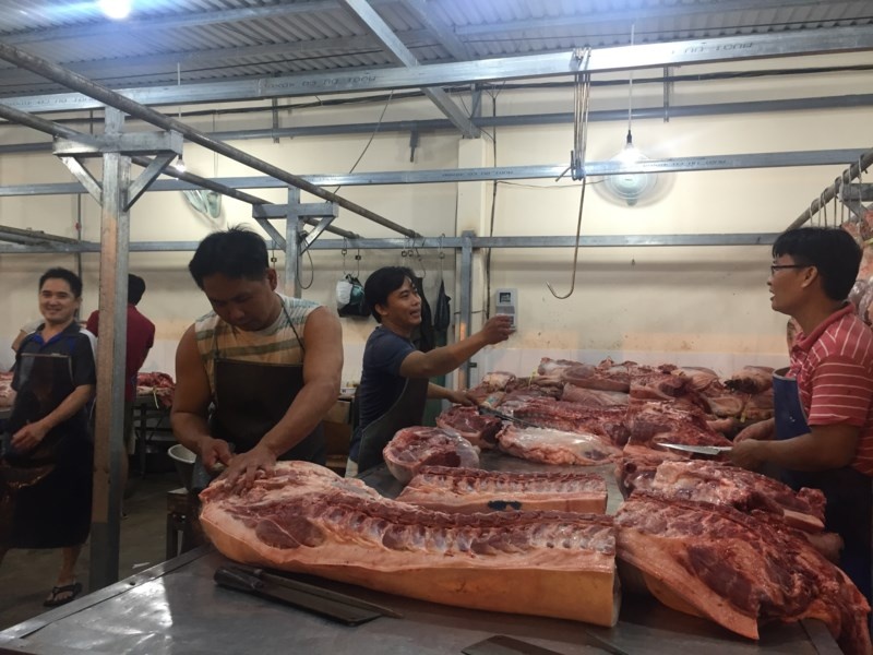 Chuyen la: Heo mien Tay mang ly lich mien Dong hinh anh