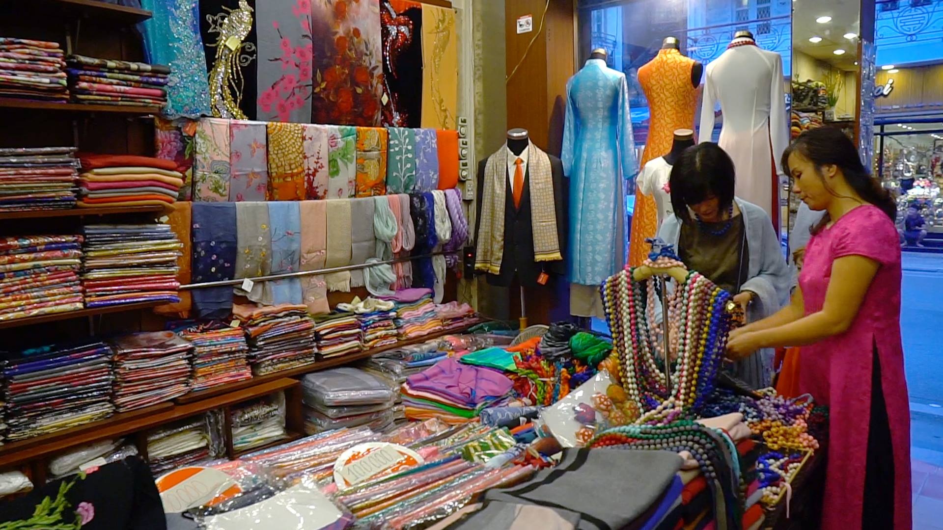 Ngoai Khaisilk, pho to lua Hang Gai co ban hang 'made in China'? hinh anh