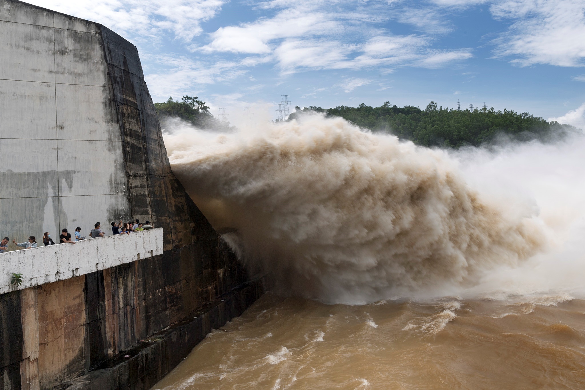 Sau tam ngung vi mua lu, thi truong phat dien canh tranh khoi phuc lai hinh anh