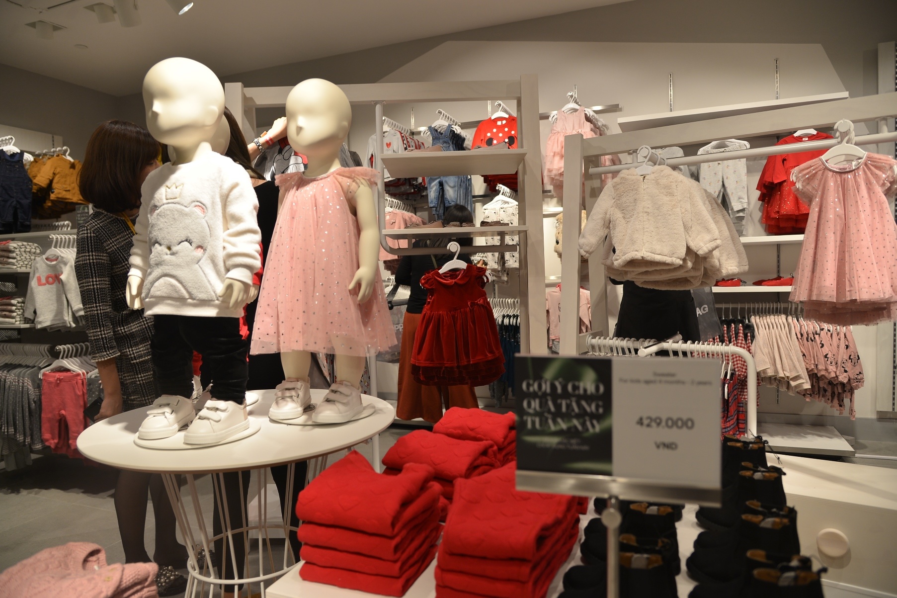 ben trong cua hang H&M dau tien tai Ha Noi anh 5